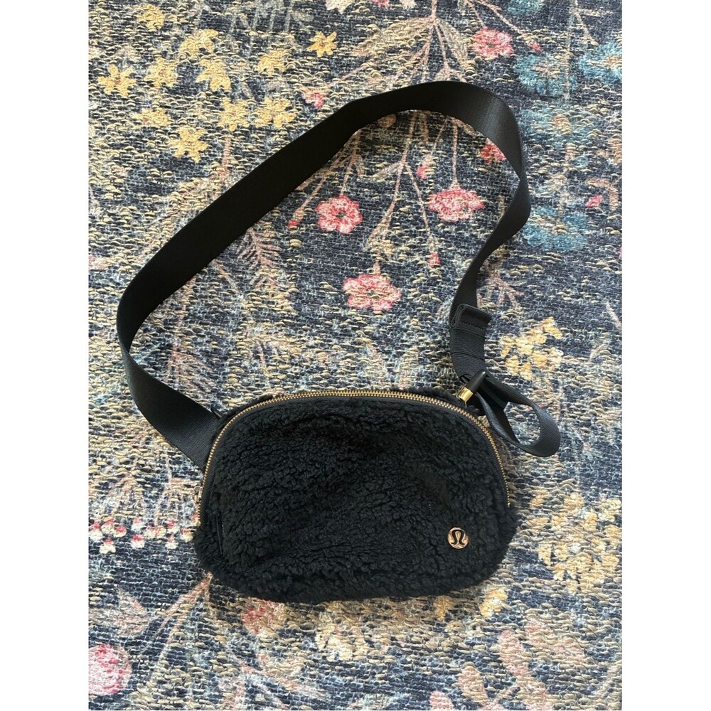 lululemon athletica Black Sherpa Belt Bag